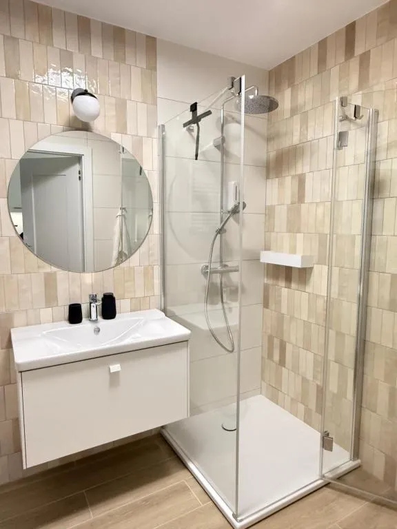 Łazienka z przestronnym prysznicem walk-in