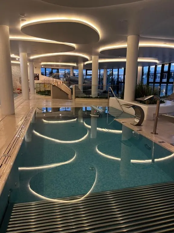 Duży basen rekreacyjny z panoramicznymi oknami